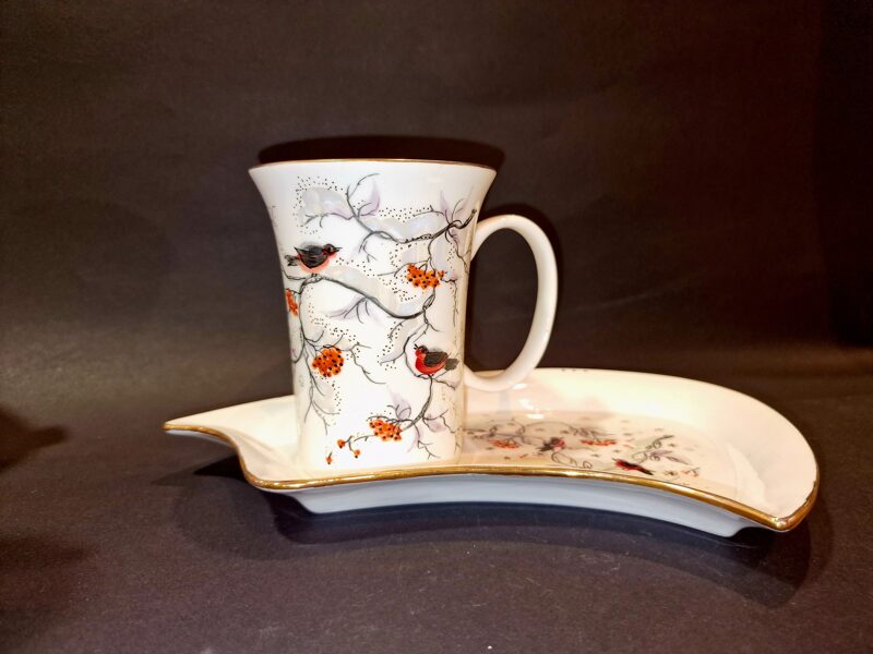 Komplektas puodelis su  paukščiukais ir dekoruota figūrinė lėkštutė 