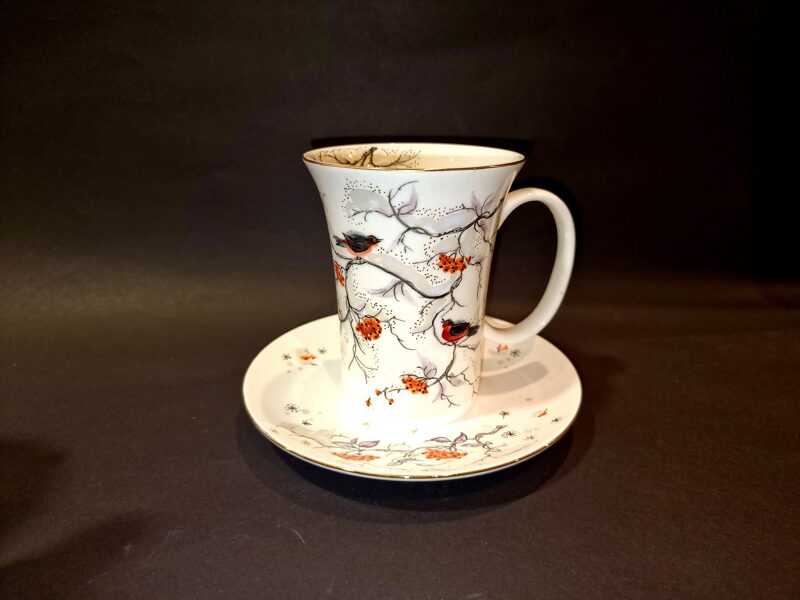 Komplektas puodelis su  paukščiukais ir dekoruota apvalia lėkštute 