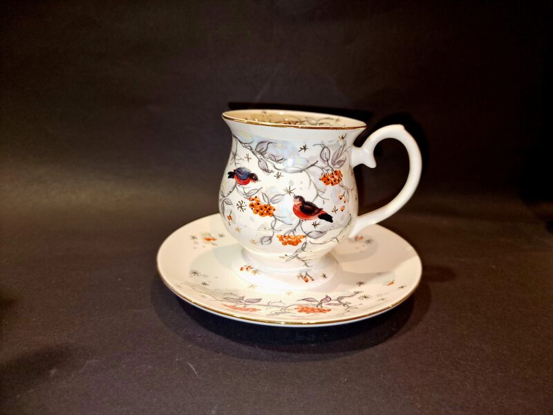 Komplektas puodelis su  paukščiukais ir dekoruota apvalia lėkštute 