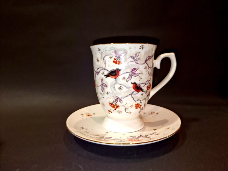 Komplektas puodelis su  paukščiukais ir dekoruota apvalia lėkštute 