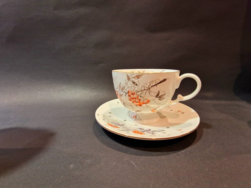 Komplektas puodelis su  paukščiukais ir dekoruota apvalia lėkštute 