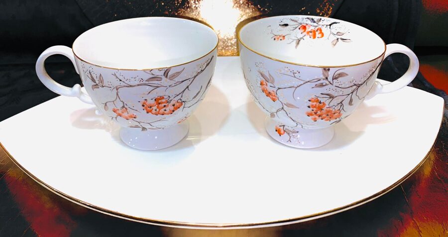 Komplektas 2vnt puodelių su šermūkšniais ir didelis padėklas