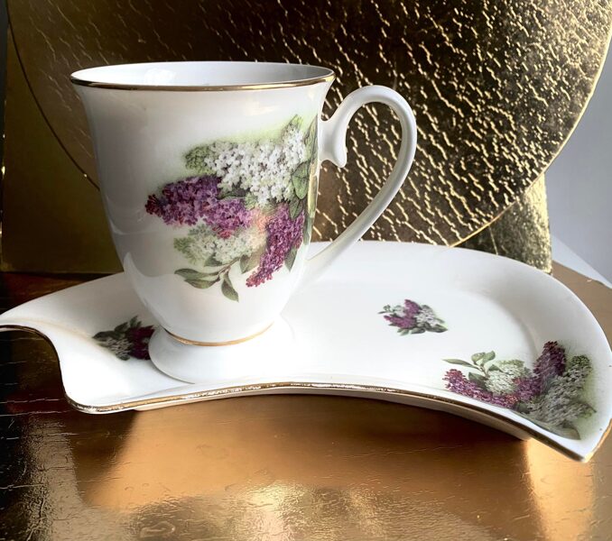 Puodelis su piešiniu  ir  figūrine dekoruota lėkšte