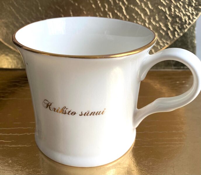 Puodelis su žodžiais ,,Krikšto Sūnui"