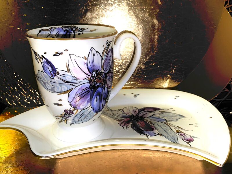 Puodelis su piešiniu  ir  figūrine dekoruota lėkšte