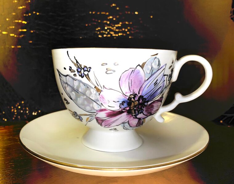 Puodelis su piešiniu ir lėkštute