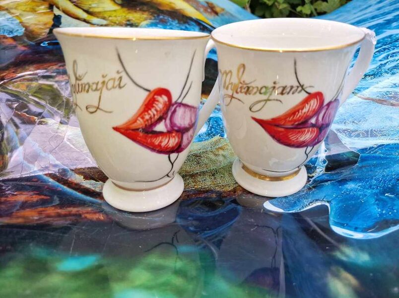 Puodelis su žodžiais ,,Mylimajai ir mylimajam"