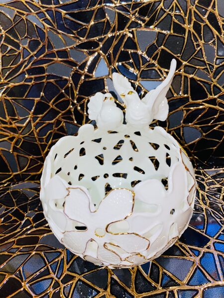 Šeimos židinys su balandžiais paauksuotas